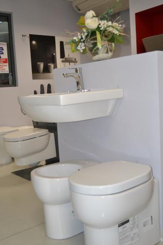 Area lavabi e sanitari nel nostro showroom arredobagno , pavimenti e rivestimenti 