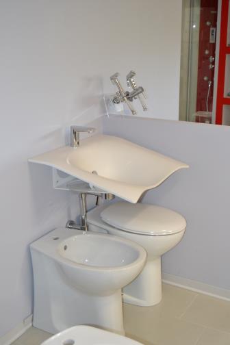 Area lavabi e sanitari nel nostro showroom arredobagno , pavimenti e rivestimenti 
